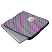 Woven Silver Rattan auf Custom Pink mit Monogram Laptopschutzhülle (Vorne Knopf)