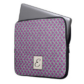 Woven Silver Rattan auf Custom Pink mit Monogram Laptopschutzhülle (Vorderseite Links)