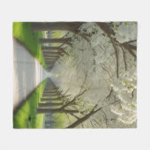 "Wrap dich selbst in Blossom - Weißer Bogen Blüte Fleecedecke (Vorderseite (Horizontal))