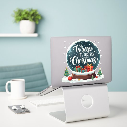 Wrap It Up It's Christmas Snow Globe Design Aufkleber (Laptop auf Schreibtisch)