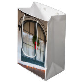 Wreath and Gingerbread Doorway - Martha's Vineyard Mittlere Geschenktüte (Vorderseite Schrägansicht)