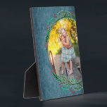 Wreath Tabletop Easel Foto Fotoplatte<br><div class="desc">Ein Kranz aus Kiefernästen, Beeren und Blätter auf blauem Denim-Hintergrund umgibt Ihr Lieblings-Foto auf dieser Tischplatte, die über einen integrierten Sockel verfügt, der Ihnen eine einfache Darstellung ermöglicht. Gut als Geschenk oder um Ihr Lieblings-Foto in Ihrer eigenen Zuhause zu zeigen. Ihre Bildfarben werden direkt auf das Hardboard-Panel gesetzt, um ein...</div>