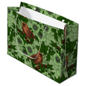 Wren und Hellebore, hellgrün Große Geschenktüte (Vorderseite Schrägansicht)