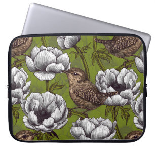 Wrens im weißen Anemonengarten Laptopschutzhülle