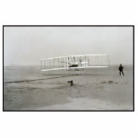 Wright Brothers Flyer First Flugzeug Flight Aviati Fotoskulptur Ornament<br><div class="desc">Der Flyer Wright wurde 1903 von den Brüdern Orville Wright und Wilbur Wright erfunden. Der erste motorisierte Flugzeug-Flug eines Flugzeugs geschah am 17. Dezember 1903 in der Nähe von Kitty Hawk, North Carolina. Dieses Werk ist in den Vereinigten Staaten öffentlich zugänglich, weil es vor dem 1. Januar 1928 veröffentlicht (oder...</div>