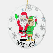 WTF 2020 Santa und Elf in Facemask Keramik Ornament (Links)