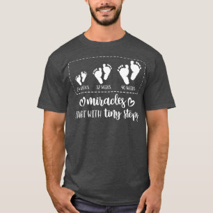 Wunder beginnen mit winzigen Stufen, die Babynahru T-Shirt