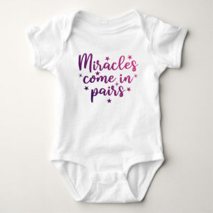Wunder kommen in Pairs Twin Baby Strampler