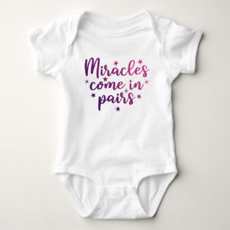 Wunder kommen in Pairs Twin Baby Strampler
