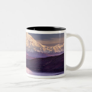 Wunder See und Berg Denali bei Sonnenaufgang Zweifarbige Tasse