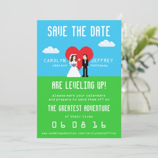 Wunderbar Nerdy 8-Bit Bride & Groom Speichern Sie  Save The Date (Stehend Vorderseite)