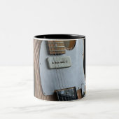 Wunderbare Gitarre Zweifarbige Tasse (Mittel)