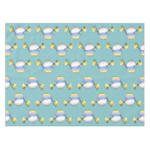 Wunderbare Küken malen ein farbenfrohes Osterei