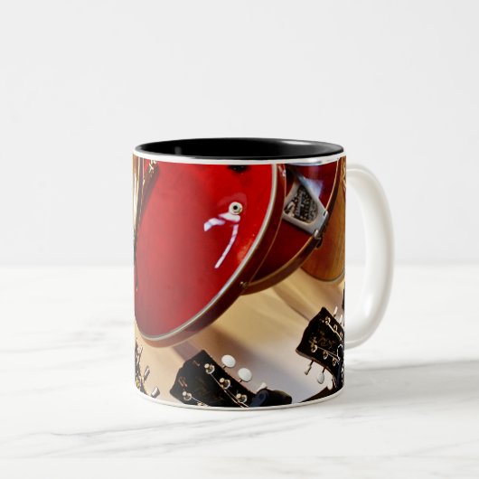 Wunderschöne akustische Gitarre Zweifarbige Tasse (VorderseiteRechts)