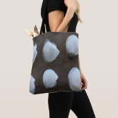 Wunderschöne Arkkatze mit Muscheln auf einer Totta Tasche (Von Nahem)