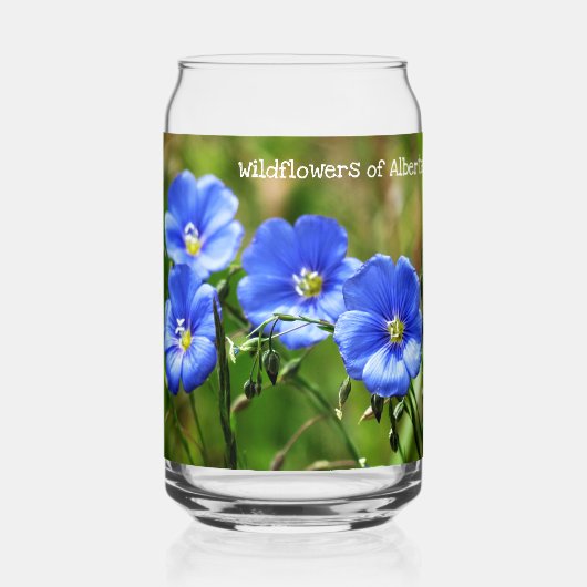 Wunderschöne blaue Wildblumen heben sich gegen grü Dosenglas (Vorderseite)