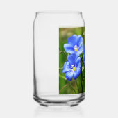 Wunderschöne blaue Wildblumen heben sich gegen grü Dosenglas (Rechts)