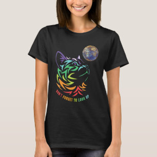 Wunderschöne bunte Katze, die den Mond ansieht Ka T-Shirt