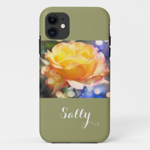 Wunderschöne, elegante gelbe Rosenblume mit Namen iPhone 11 Hülle