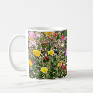 wunderschöne, farbenfrohe Wiese wilder Blume Kaffeetasse