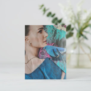 Wunderschöne Frau mit einem blauen Vogel Surrealer Postkarte