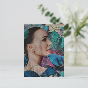 Wunderschöne Frau mit einem blauen Vogel Surrealer Postkarte