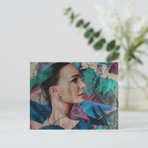 Wunderschöne Frau mit einer blauen Vogel Surrealer Postkarte