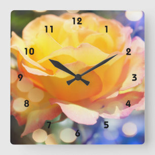 Wunderschöne gelbe Rosenblume. Florale Fotografie. Quadratische Wanduhr