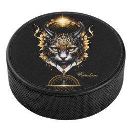 Wunderschöne goldene schwarze Katze. Eishockey Puck