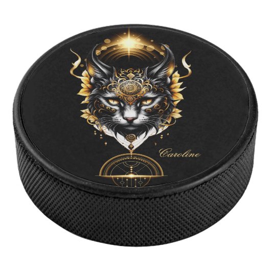 Wunderschöne goldene schwarze Katze. Eishockey Puck (3/4)