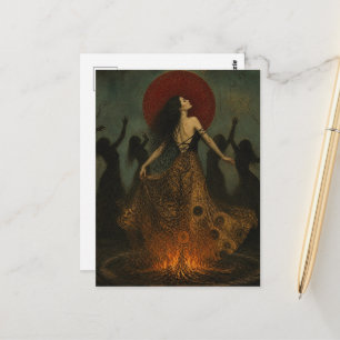 Wunderschöne heidnische tanzende Frauen um das Feu Postkarte