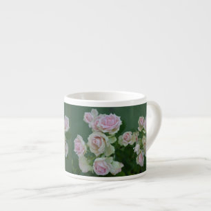 Wunderschöne hellrosa Gartenrosen Espressotasse