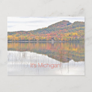 "WUNDERSCHÖNE HERBSTFARBEN, DIE IM SEE SPIEGELT WE POSTKARTE