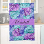 Wunderschöne Hydrangea-Blüten, personalisierbar Geschirrtuch<br><div class="desc">Dieses Küchentuch verfügt über prächtige Hydrangea-Blüten,  die zu einem üppigen,  blumengeschmückten Muster kombiniert werden. Für alle Damen! Farben in Turkouise,  Lavendel,  blau. Benutzerdefinierter Text und Farbe!</div>