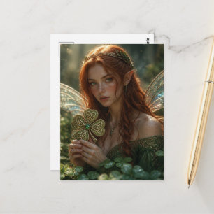 Wunderschöne irische Fee und Shamrocks Postkarte