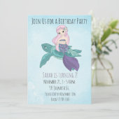 Wunderschöne Meerjungfrau auf einer Meeresschildkr Einladung (Stehend Vorderseite)