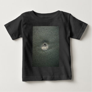 Wunderschöne Muschel im Sand: Ein salziges Souveni Baby T-shirt