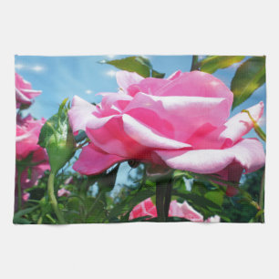 Wunderschöne rosa Rose am blauen Himmel. Florale F Küchentuch