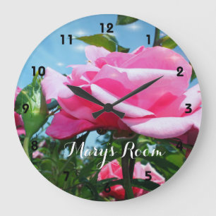 Wunderschöne rosa Rosenblume am blauen Himmel. Fl Große Wanduhr