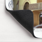 Wunderschöne Vintage Gitarre auf dem afrikanischen Mousepad (Ecke)
