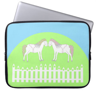 Wunderschöne weiße Hochzeitspferde Laptopschutzhülle