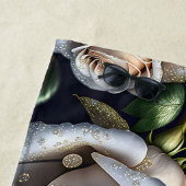 Wunderschöne weiße Rosen mit goldenen Details Strandtuch (Beispiel)
