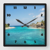 Wunderschöner Strand mit Strohhütten Quadratische Wanduhr (Vorderseite)