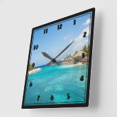 Wunderschöner Strand mit Strohhütten Quadratische Wanduhr (Winkel)