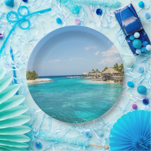 Wunderschöner tropischer Strand mit Strohhütten Pappteller (Party)