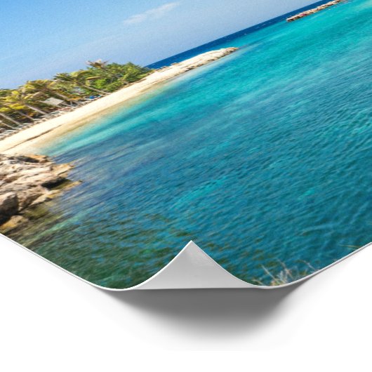 Wunderschöner tropischer Strand mit Strohhütten Poster (Ecke)