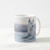 Wunderschöner weißer Husky im Schnee Mirrored Kaffeetasse (VorderseiteRechts)