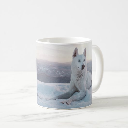 Wunderschöner weißer Husky im Schnee Mirrored Kaffeetasse (VorderseiteRechts)