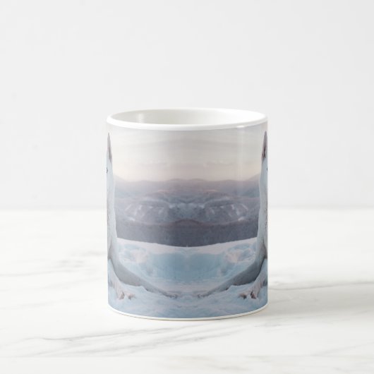 Wunderschöner weißer Husky im Schnee Mirrored Kaffeetasse (Mittel)