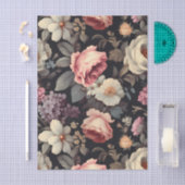 Wunderschönes Blumenmuster auf dunklem Hintergrund Seidenpapier (Handwerk)